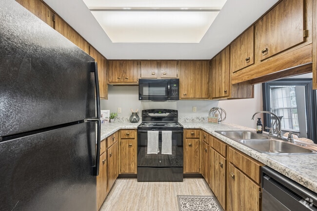 Model 2BR, 1.5BA - 975SF - Kitchen - Willow Glen South