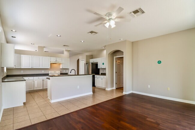 Foto del edificio - 14219 Holly Hammock Ln