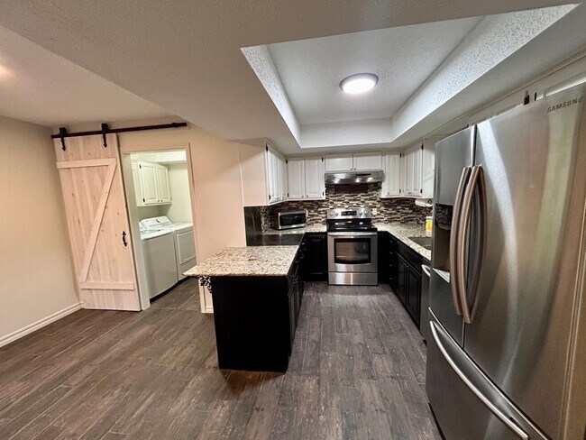 Foto del edificio - Gorgeous and spacious condo in a quiet and convenient location!