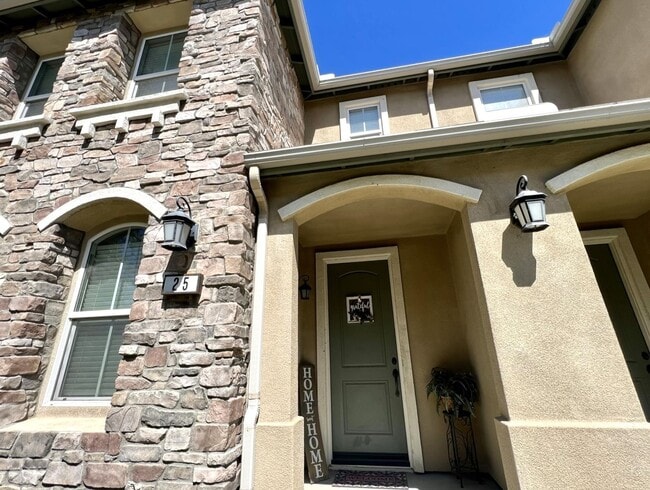 Building Photo - AMAZING TOWNHOME AVAILABLE IN A GREAT NEIG...
