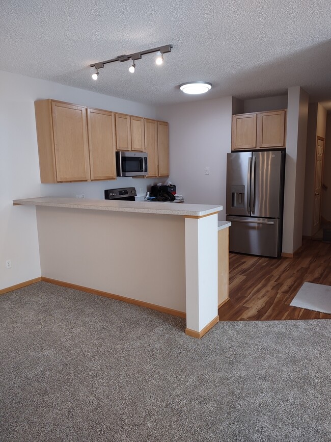 Breakfast bar - 9640 Peony Ln N