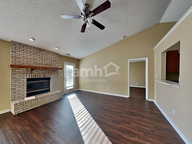 Foto del edificio - 3742 Laurel Cherry Ln