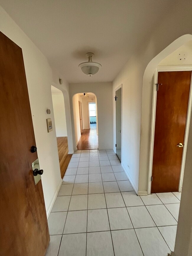 Building Photo - 2553 W North Shore Ave