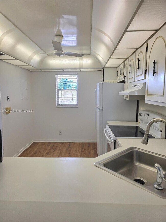 Foto del edificio - 2571 Aragon Blvd