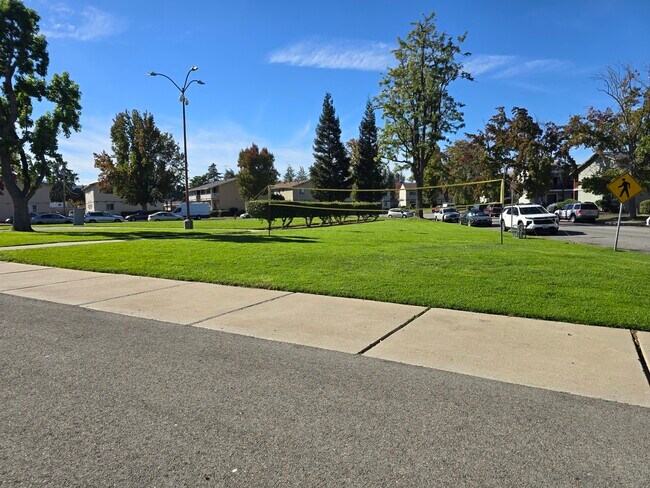 Foto del edificio - 1751 Ross Cir