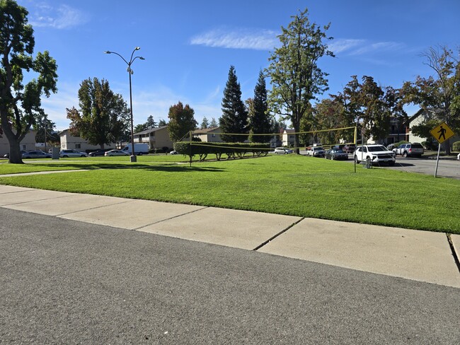 Building Photo - 1751 Ross Cir