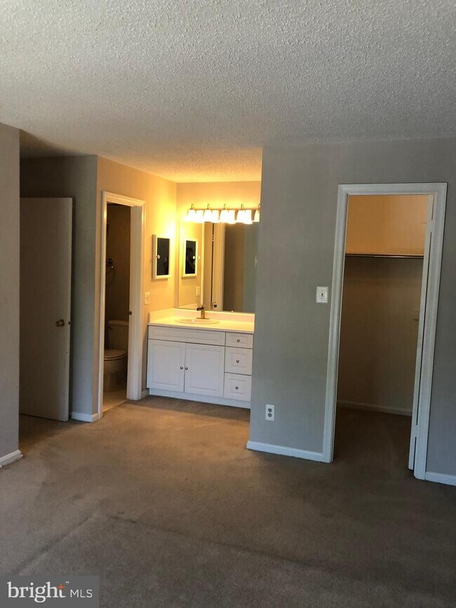 10221 Valentino Dr Unit 7421, Oakton, VA 22124 Condo for Rent in