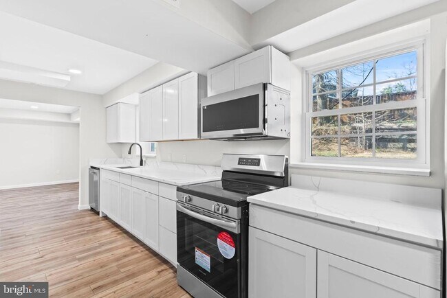 Foto del edificio - 46520 Rosewood Dr