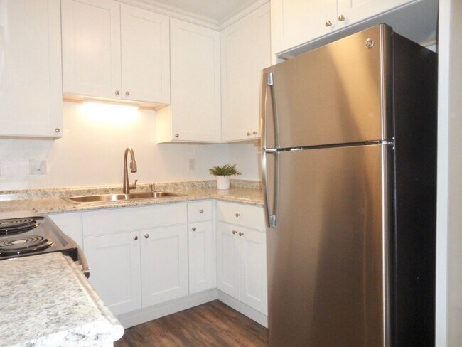 Building Photo - Large Remodeled Upstairs One bedroom