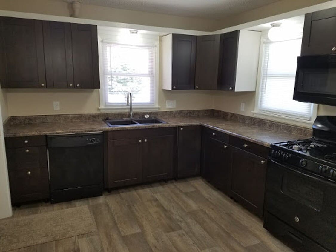 Primary Photo - 2 Bedroom, 1 Bathroom Home 5 Minutes from ...