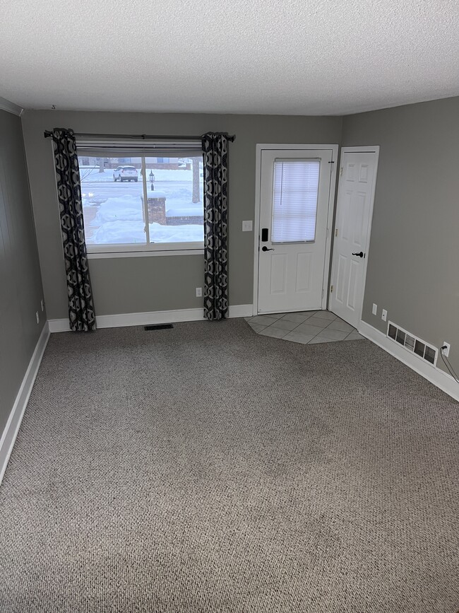 Professional cleaned carpets and fresh paint - 1274 Greenbriar Ct
