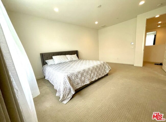 Building Photo - 39 Prominence