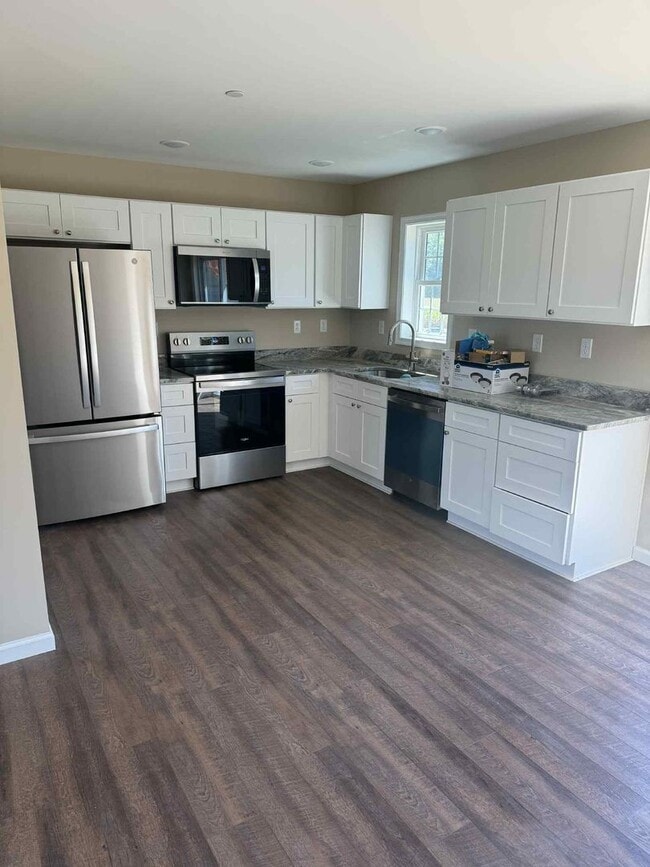 Building Photo - Brand New House Close to the Bay!