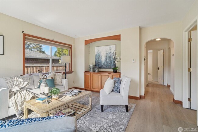 Foto del edificio - Amazing 3 br rambler w/ garage on LARGE fenced lot!