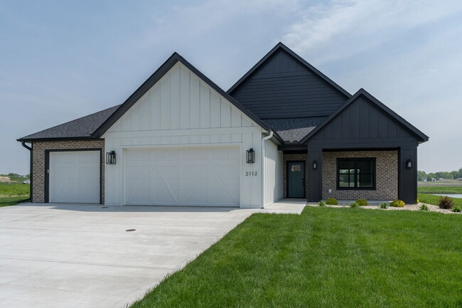 Photo - 2112 Deerwood Dr House