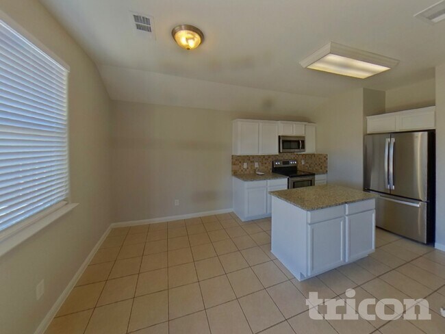 Building Photo - 825 Hawthorne Rd