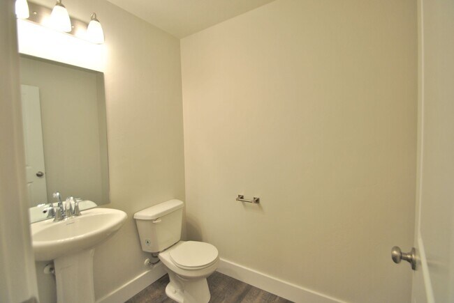 Foto del edificio - Conveniently Located North Logan Village Townhome | Near Utah State and Hospitals