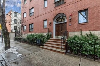 Building Photo - 476 Monmouth St