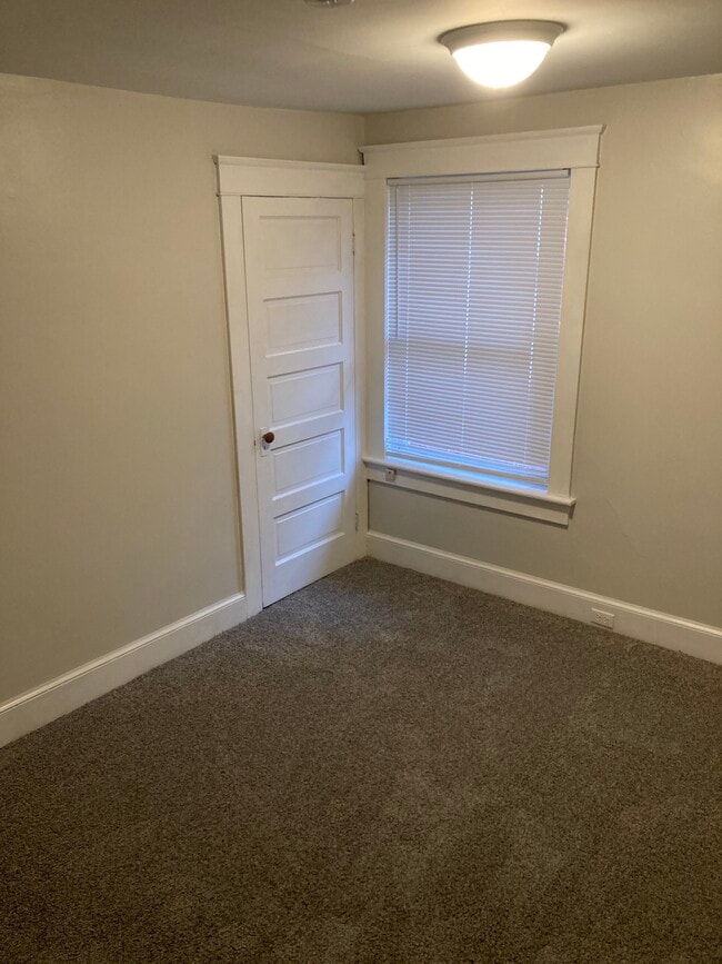 Building Photo - 831 W King St