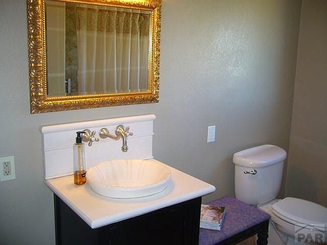 Building Photo - 707 S Bellflower Dr