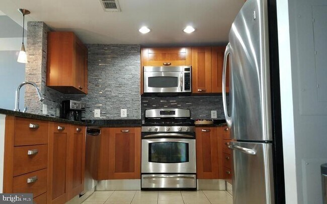 Foto del edificio - 2451 Midtown Ave