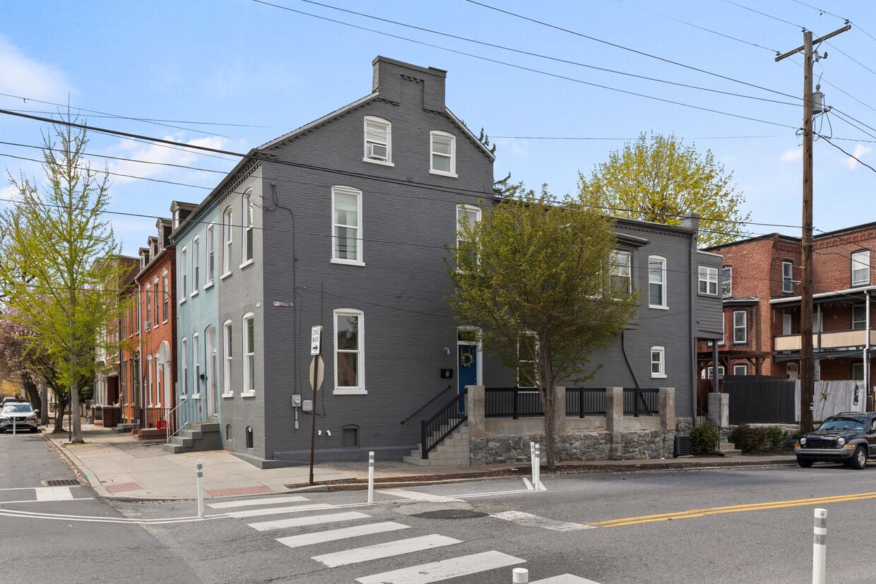 Foto principal - Beautiful 3BR 2.5 BA Townhouse in Downtown...