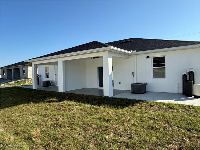 Building Photo - 832 Holmes Ave