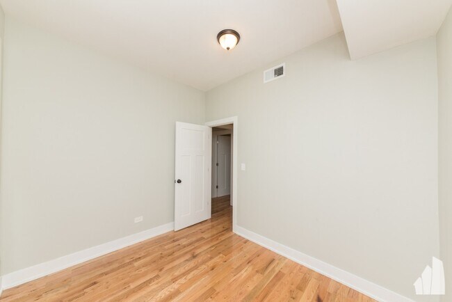 Building Photo - 638 W Oakdale Ave