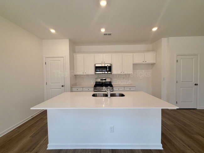 Building Photo - 100 Saddlebred Wy