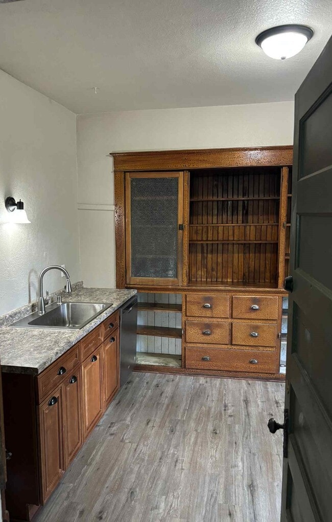 lots of storage space - 633 E Burleigh St