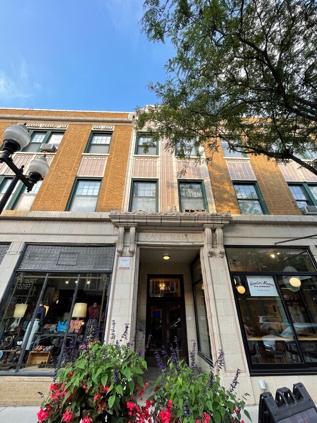 Building Photo - 4615 N Lincoln Ave