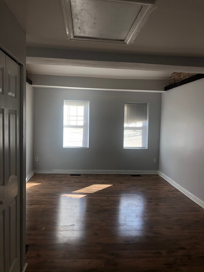 Building Photo - 420 S Madeira St