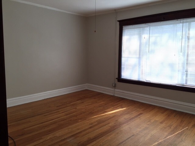 Building Photo - 1710 W Glenlake Ave