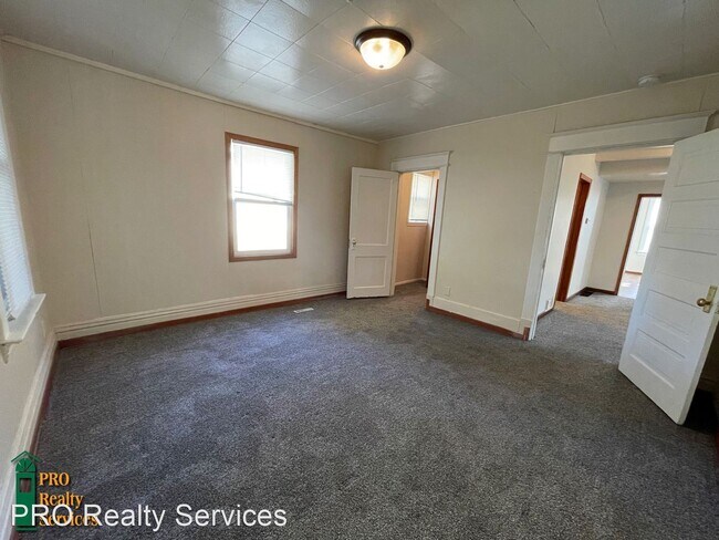 Building Photo - 3 br, 1 bath House - 558 Western Ave N