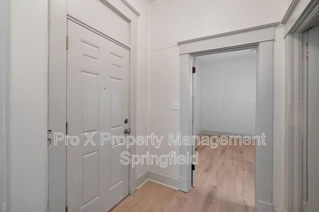 Foto del edificio - 214 W Madison St