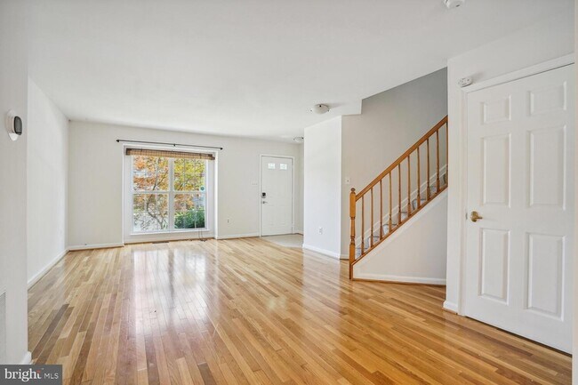Building Photo - 9205 Ridgefield Cir