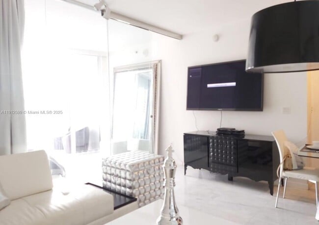 Building Photo - 475 Brickell Ave