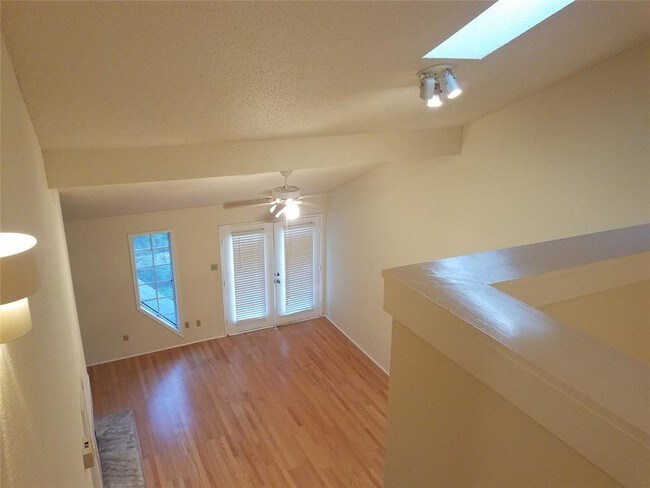 Foto del edificio - 2425 Holly Hall St