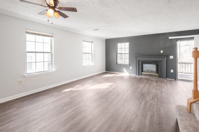 Building Photo - Beautiful 3 BR/2.5 BA EOG Townhome in Hyat...