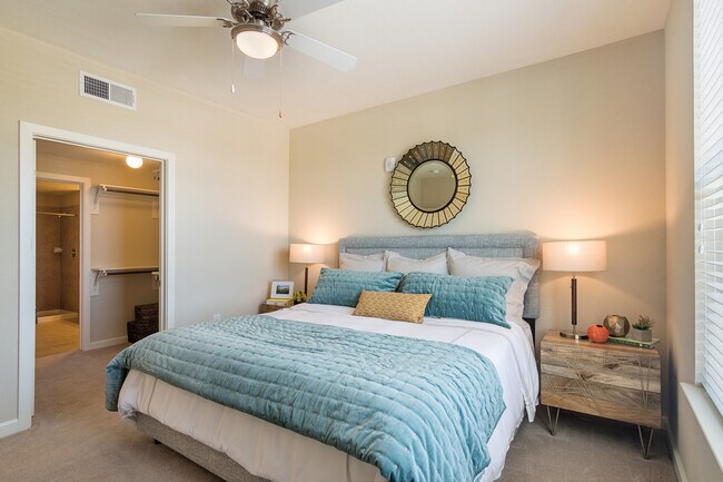 Dormitorio elegante - Overture Frisco 55+ Active Adult Apartment Homes