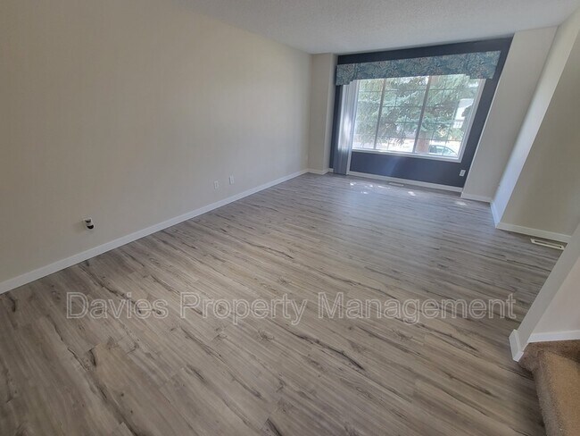 Photo du bâtiment - 8006-815A 15a Ave NW