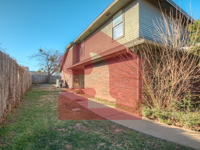 Building Photo - 2704 Silvertree Dr