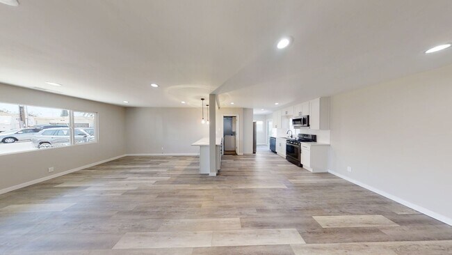 Foto del edificio - 4BD/2BA, Remodeled Kitchen! Newer Floors!