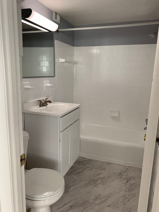 Foto del edificio - Gorgeous ground level and rarely available bright alcove studio residence with outdoor space.