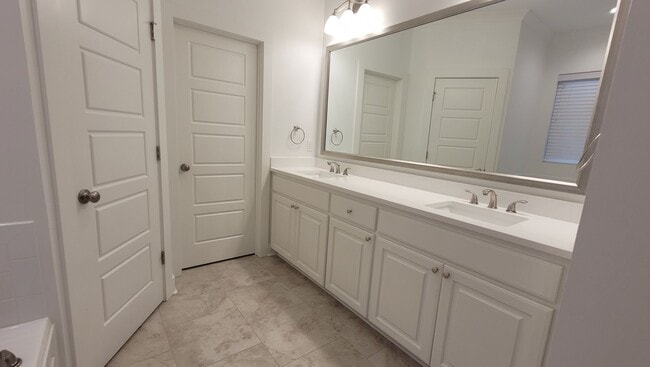 Building Photo - Beautiful 3 bed 2 bath home with office!