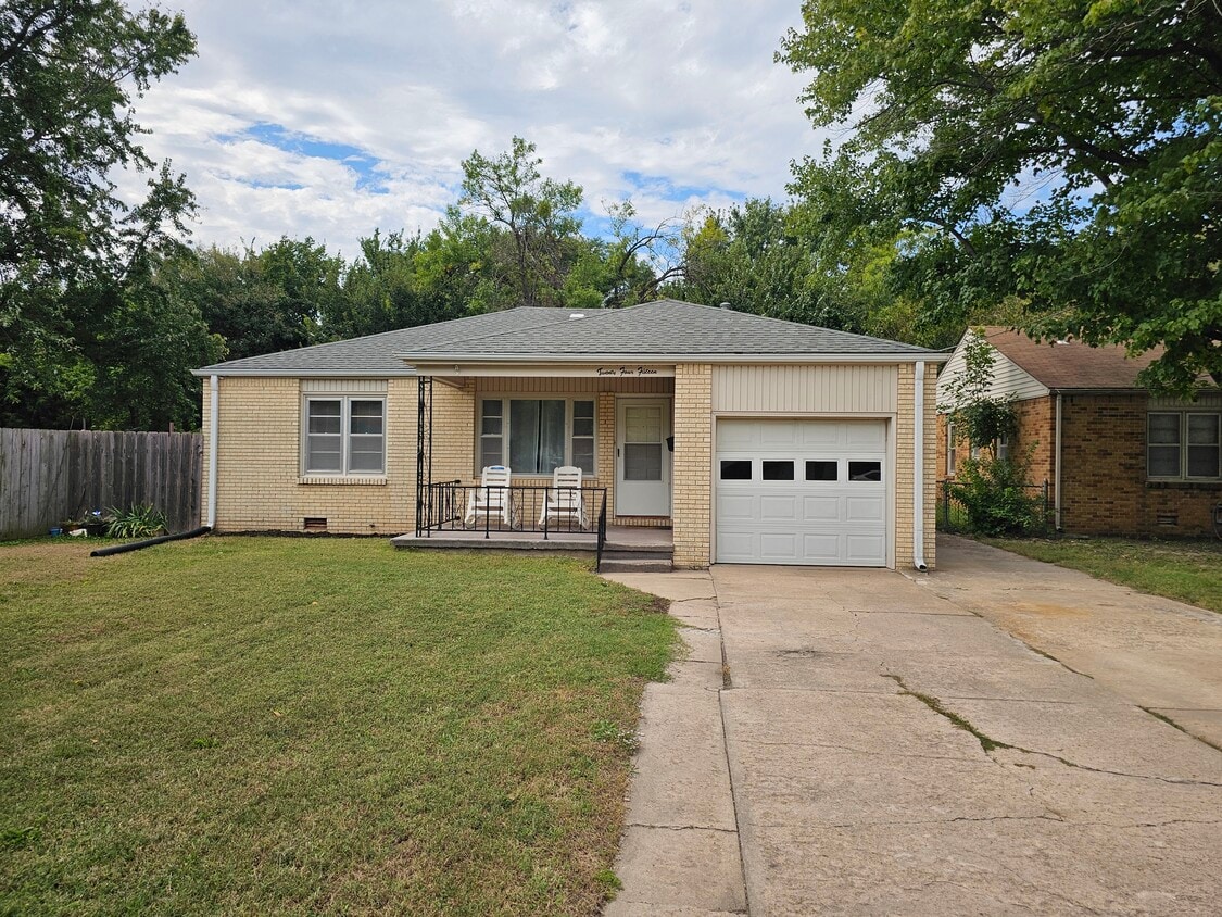 Primary Photo - 2415 S Poplar Dr