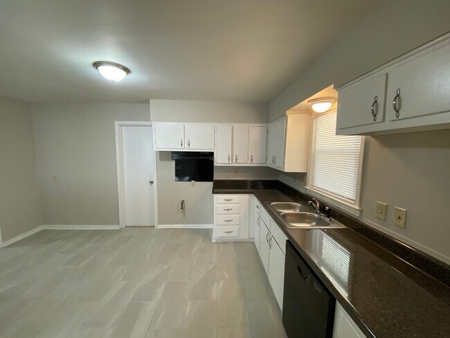 Building Photo - 1436 Lehr Dr - Available Now!