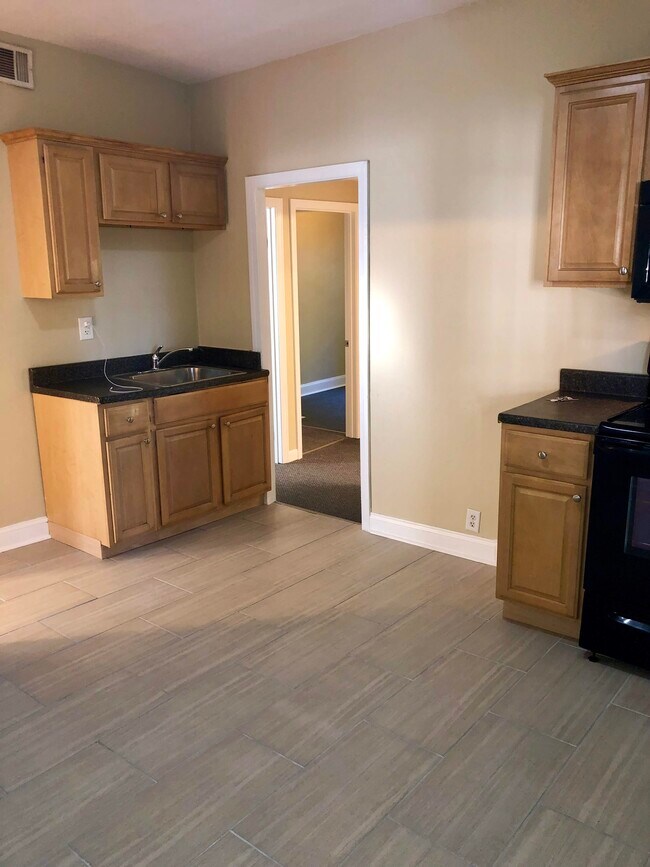 Kitchen - 18 Chester Ave