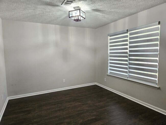 Building Photo - Updated 3 bed 2.5 bath home located in Canton