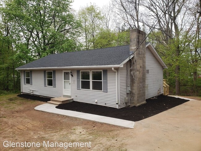 Building Photo - 3 br, 1 bath House - 18 Hilltop Dr